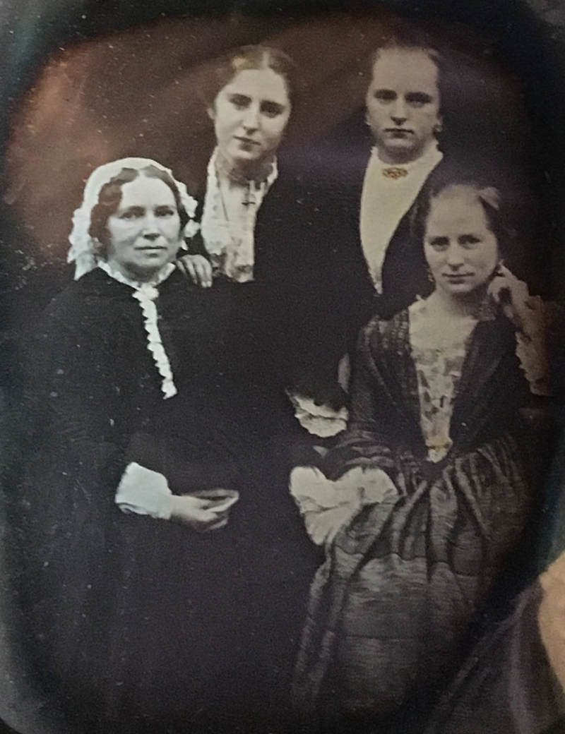 ElisabethMed3Dotre_crop_800px